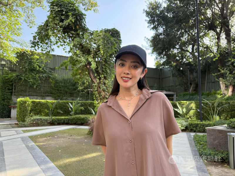 花蓮馬太鞍溪堰塞湖溢流造成災情，原民金曲歌后舞思愛（圖）在印度演出之際，心繫花蓮的災民，她希望大家都能如馬太鞍原意「樹豆」一般，展現堅韌的精神。中央社記者李晉緯新德里攝 114年9月27日