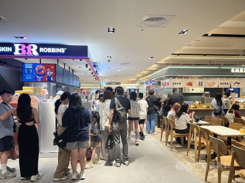 從2月13日發生氣爆暫停營業的台中新光三越百貨,27日重新開幕營業,氣爆事件受創最嚴重的12樓美食街,重新營業後仍然吸引民眾前來消費。中央社記者郝雪卿攝 114年9月27日