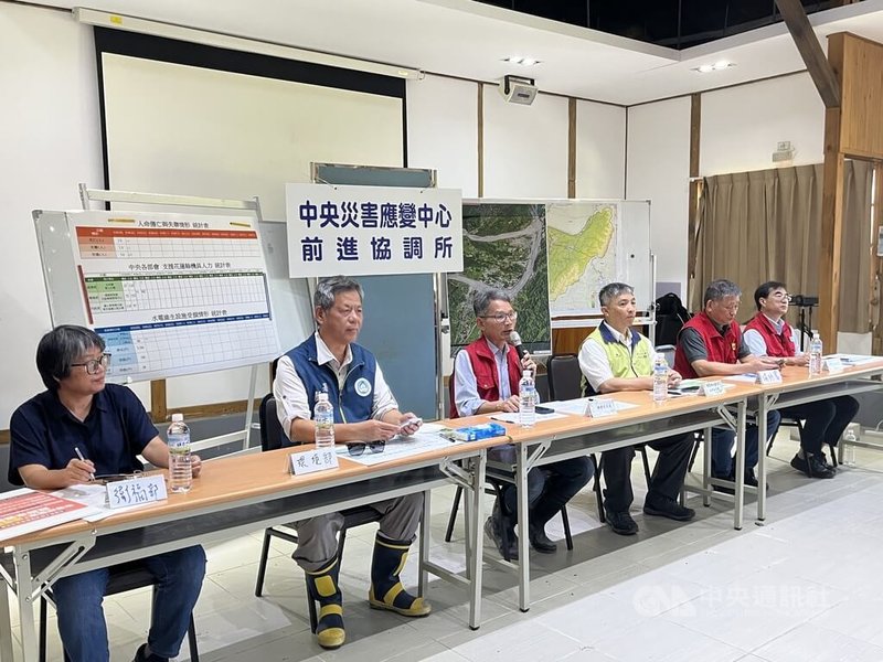 花蓮縣馬太鞍溪堰塞湖釀災,前進協調所總協調官經濟部次長賴建信(左3),27日記者會說明工作進度,並宣布中央提供收容民眾另一個住宿選擇的安心留宿方案。中央社記者張祈攝 114年9月27日