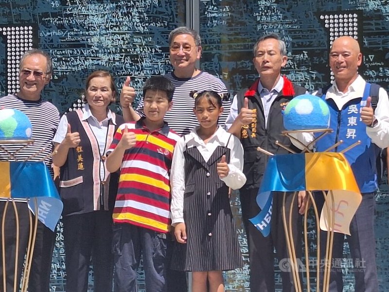 台泥董事長張安平（後排中）27日宣布，位於花蓮和平廠「台泥DAKA再生資源利用中心」啟用。中央社記者何秀玲攝　114年9月27日