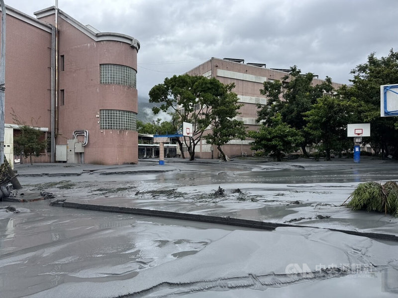 花蓮馬太鞍溪堰塞湖溢流造成嚴重災情，花蓮縣立光復國民中學受創嚴重，一樓水泥地、足球場、棒球場、行政辦公室、專科教室、中央廚房等處遭淤泥影響，泥沙預估淤積超過50公分。中央社記者張祈攝 114年9月27日