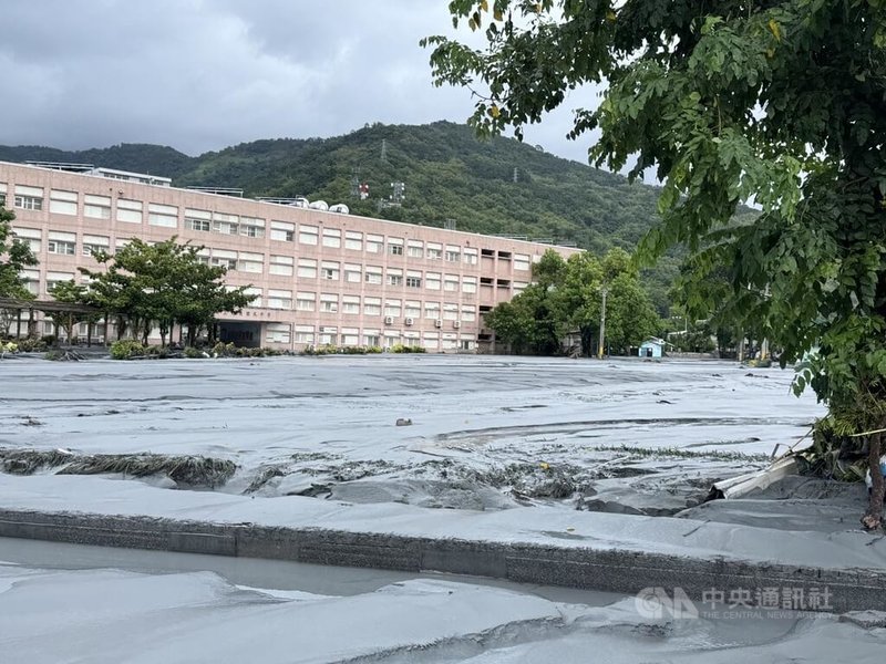 花蓮馬太鞍溪堰塞湖溢流致災,花蓮縣立光復國民中學也遭衝擊,室外1樓泥沙淤積嚴重。中央社記者張祈攝 114年9月27日