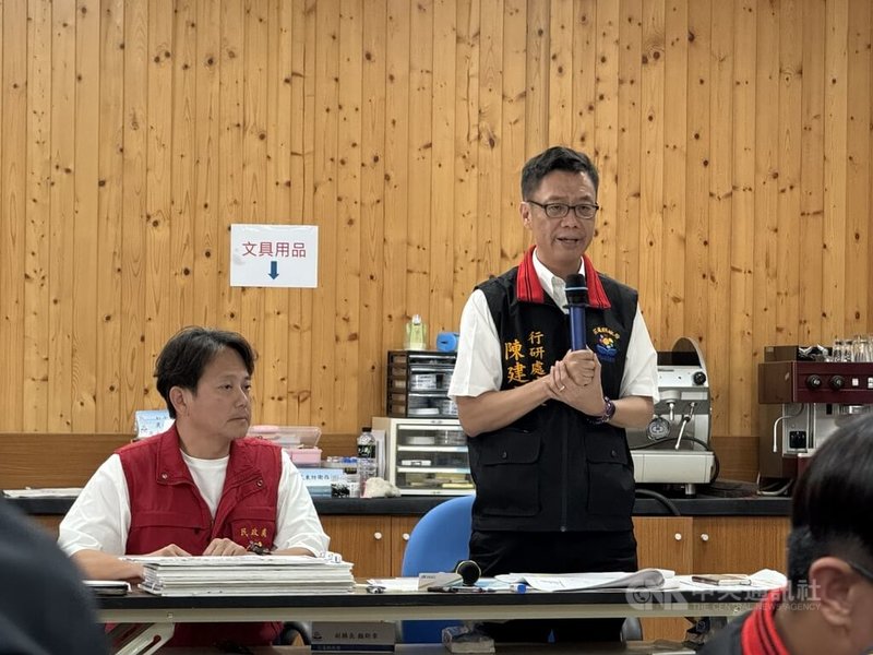 花蓮縣政府行政暨研考處長陳建村(右)27日主持花蓮縣府前進指揮所記者會時提及,警察局、消防局在接到紅色警戒通知後,依程序撤離光復鄉大平村、大馬村、東富村,且消防局各分隊以2人為一組,於家戶沿路廣播,過程消防局人員都有錄影。中央社記者張祈攝 114年9月27日