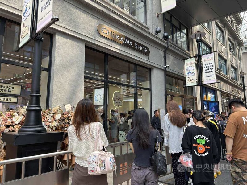 吉伊卡哇海外首間旗艦店27日在上海南京東路開幕，儘管官方事先透過抽籤預約制度控管人數，現場仍有大批排隊人潮。中央社記者廖文綺上海攝  114年9月27日