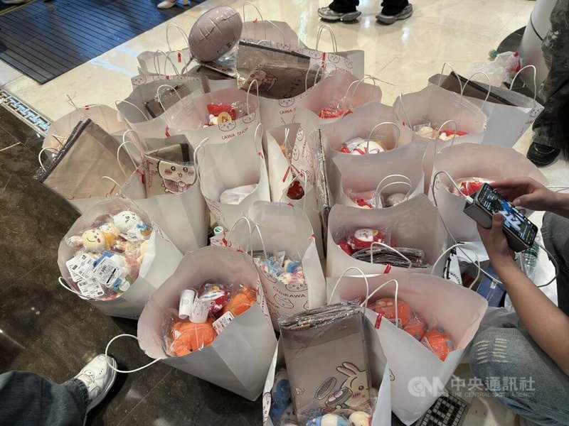 吉伊卡哇海外首間旗艦店27日上海開幕,現場一批黃牛聚集超過20袋商品,據稱這些貨是台灣代購所訂購。中央社記者廖文綺上海攝 114年9月27日