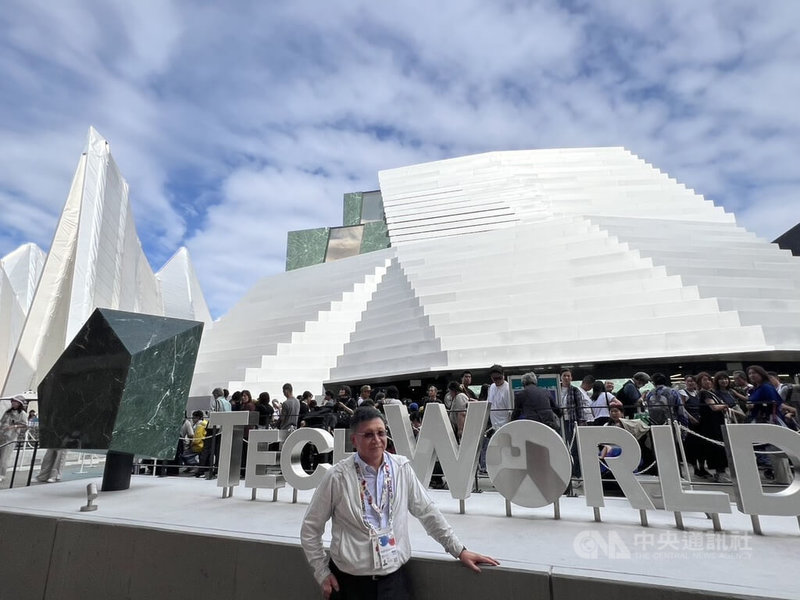 2025大阪世界博覽會的TECH WORLD館準備約8款「來館禮」,館長邱揮立(前)表示,TECH WORLD館每天上、下午時段發放不同小禮品,有日本民眾為了集滿來館禮,造訪TECH WORLD館超過100次。中央社記者黃巧雯攝 114年9月27日