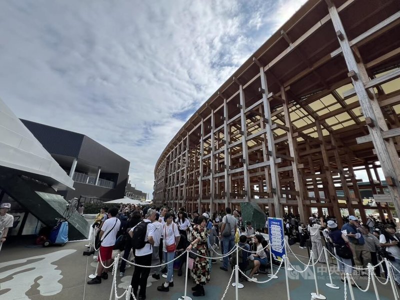2025大阪世界博覽會TECH WORLD館在9月下旬還不到上午10時,館外就可見大批排隊人潮。中央社記者黃巧雯攝 114年9月27日