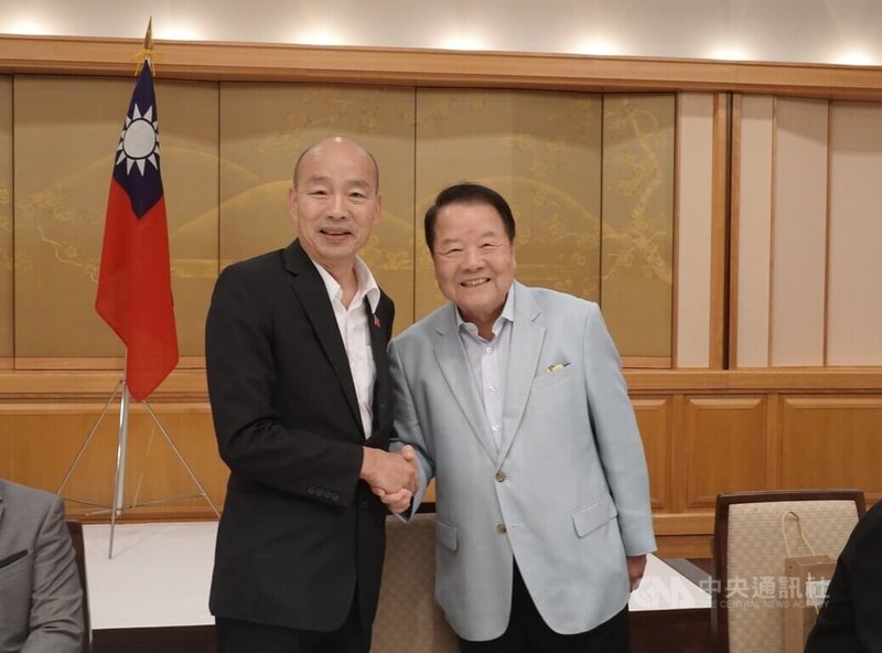 立法院長韓國瑜(左)率領立法院「台日交流聯誼會」跨黨派立委代表團訪日,26日晚間出席駐日代表李逸洋所設的歡迎宴,也與日本中華聯合總會名譽會長詹德薰(右)等僑領、僑胞相見,受到熱情歡迎。中央社記者楊明珠東京攝 114年9月27日