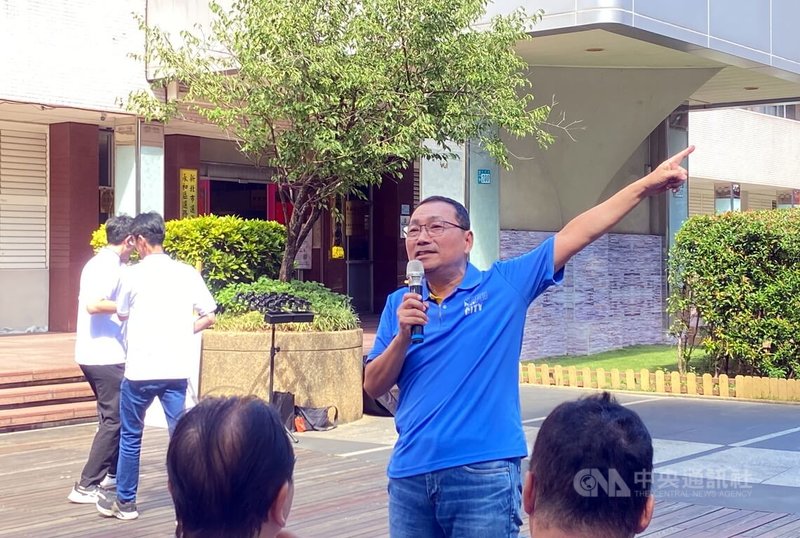 新北市政府推動永和行政園區公辦都更案，27日在永和區公所前廣場舉辦說明會，市長侯友宜（藍衣者）前往關心進度並表示，永和地狹人稠，推動都更不僅能解決空間問題，更能提升城市品質。中央社記者黃旭昇新北市攝　114年9月27日