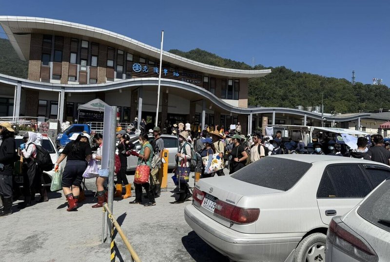 花蓮馬太鞍溪堰塞湖溢流重創光復鄉,立委陳瑩連4天進入災區送物資、號召醫療資源,27日上午從台東趕往光復鄉時看到和她同列火車民眾大部分都是穿雨鞋、拿鏟子,讓她相當感動並號召志工協助復原衛生所。(陳瑩提供)中央社記者盧太城台東傳真 114年9月27日