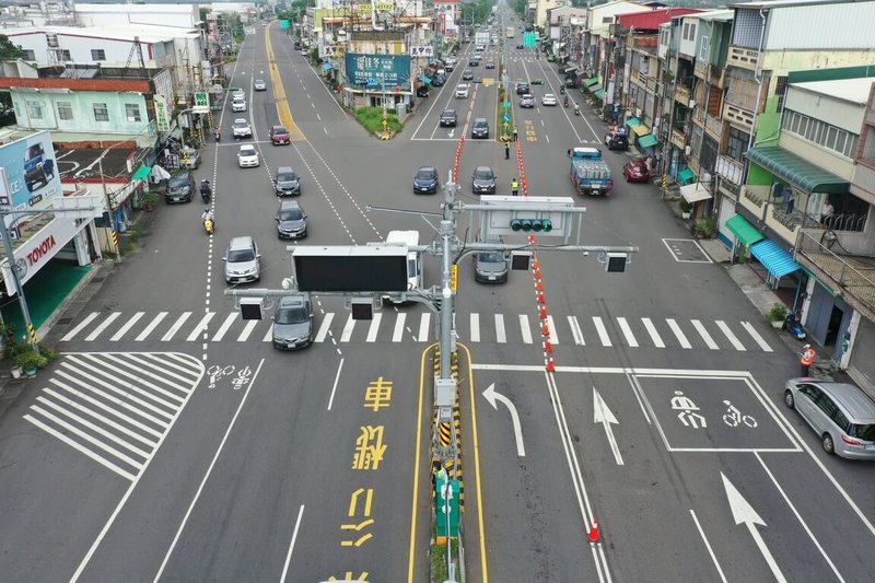 教師節連假首日，台1線27日上午車流量大，屏東縣警方已調撥車道因應。（屏東縣政府警察局枋寮分局提供）中央社記者李卉婷傳真　114年9月27日