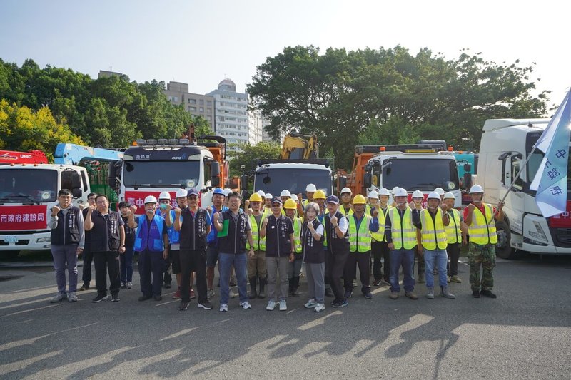 花蓮縣馬太鞍溪堰塞湖溢流重創光復鄉，由於當地災情嚴重，清理困難，台中市建設局27日整備人力及怪手、山貓等重機具馳援花蓮災區，投入清淤與搶修道路。（台中市政府提供）中央社記者郝雪卿傳真  114年9月27日