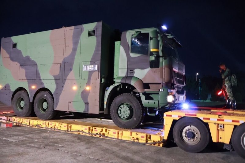 國軍第3作戰區陸軍33化兵群MD-105重型消毒車上板作業,前往災區投入救災。(國軍第3作戰區提供)中央社記者吳書緯傳真 114年9月27日