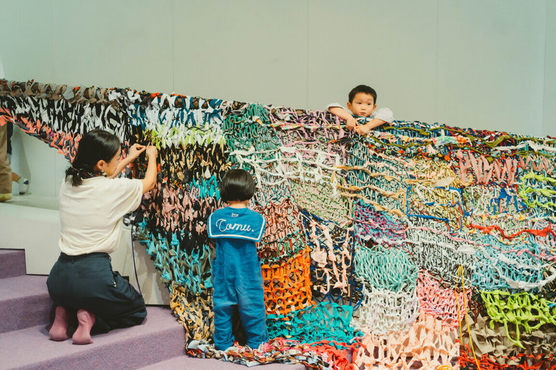 台北市立美術館兒藝中心27日起推出展覽「痕跡悄悄話」，藝術家蕭禹琦募集舊衣服並重新拼裝為小朋友可玩耍的作品「蔓延攀爬」。（台北市立美術館提供）中央社記者王寶兒傳真  114年9月27日