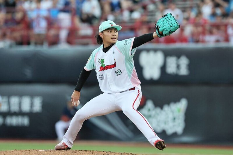 中華職棒味全龍隊「龍之子」徐若熙（圖）27日登板先發對上富邦悍將隊，演出6局無失分表現，送出6次三振，全場最快球速154公里，龍隊終場以9比0擊退悍將。（味全龍隊提供）中央社記者楊啟芳傳真 114年9月27日