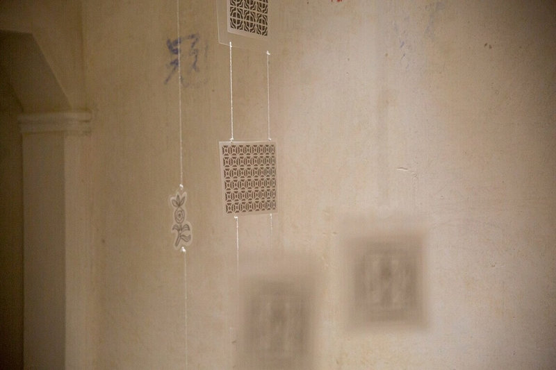 藝術家李瑜芳進駐金門董允耀洋樓創作，成果展「荏苒之島」以金門洋樓、水泥建築、鐵欄杆的裝飾元素為主體，用黑色素描出建築紋理以繩懸吊在洋樓大廳，盼將各種易被忽略建築元素記錄下來。（李瑜芳提供）中央社記者吳玟嶸傳真  114年9月27日