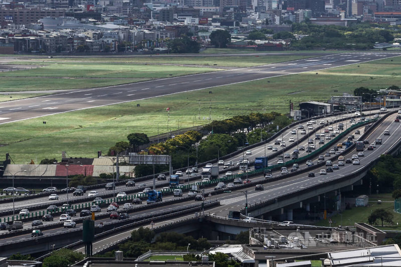 國道1號內湖—圓山路段，27日中午車潮湧現。中央社記者裴禛攝 114年9月27日