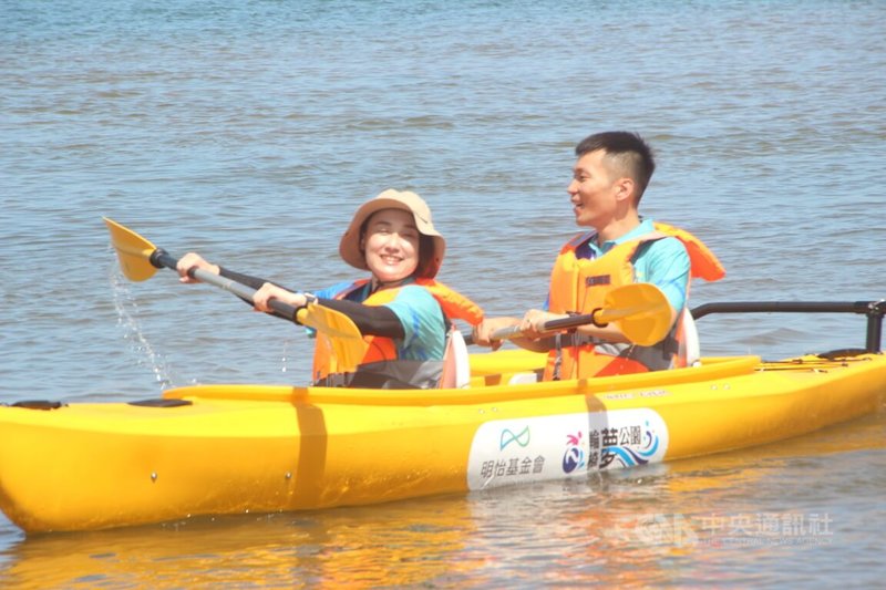 「台灣無障礙海洋日」27日在福隆海水浴場展開，運動部長李洋（右）與日本輪椅網球名將二條實穗親自入海體驗，他表示希望未來提供更多親水場域，讓身心障礙者一同參與。中央社記者陳容琛攝  114年9月27日