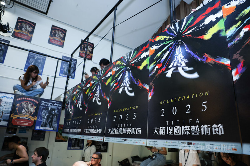 2025大稻埕國際藝術節10月盛大登場,27日率先舉行開幕記者會,今年活動以「加速時代 Acceleration」為主題,透過5大展演主軸呈現藝術如何與環境議題對話,邀請民眾走進街區與劇場,透過藝術穿越百年,凝視過去、面對當下、想像未來。中央社記者謝佳璋攝 114年9月27日