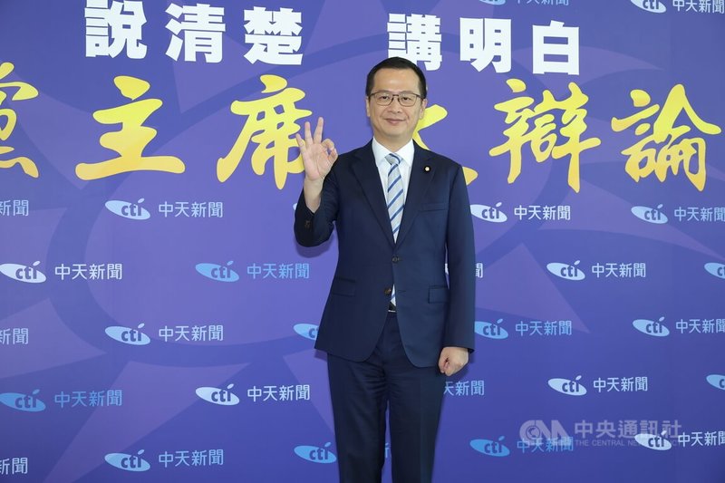 中天新聞27日下午在台北舉辦第2場「國民黨主席大辯論」,國民黨主席候選人羅智強(圖)應邀出席,會前手比號次3留影。中央社記者翁睿坤攝 114年9月27日