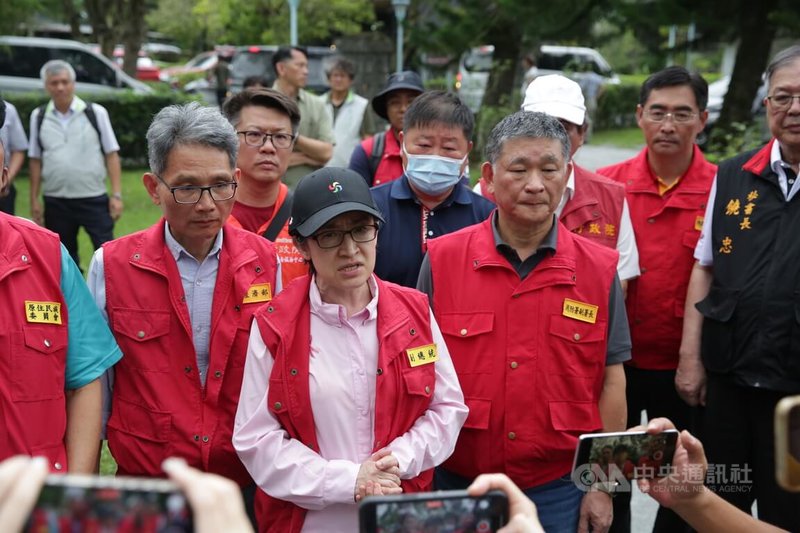 副總統蕭美琴（前中）27日第2度前往花蓮光復災區視察，她說，全台都心繫花蓮，中午過後有1.5萬人來到光復，還有各地機具投入，需要有充分協調好讓物資、人力有效利用，這部分需縣政府跟鄉公所協助。中央社記者張祈攝  114年9月27日