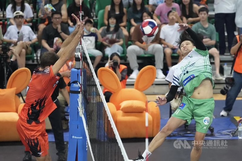 台灣職業排球聯盟（TPVL）元年啟動，27日晚間在天母體育館進行歷史性首戰，由台北伊斯特迎戰台中連莊，台灣職排史第一分由台中連莊「黃金左手」吳宗軒（右）扣殺得分。中央社記者徐肇昌攝 114年9月27日