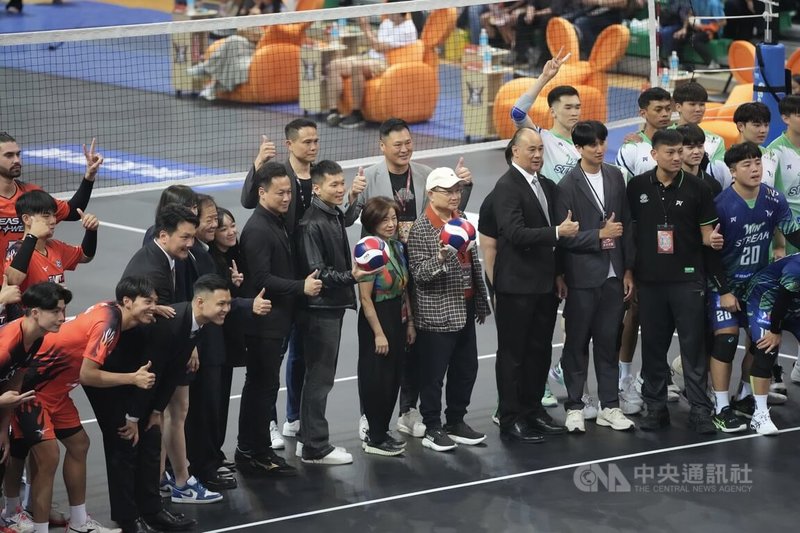 台灣職業排球聯盟(TPVL)27日在天母體育館迎來歷史性首戰,運動部長李洋(前右7)等人到場共襄盛舉。中央社記者徐肇昌攝 114年9月27日