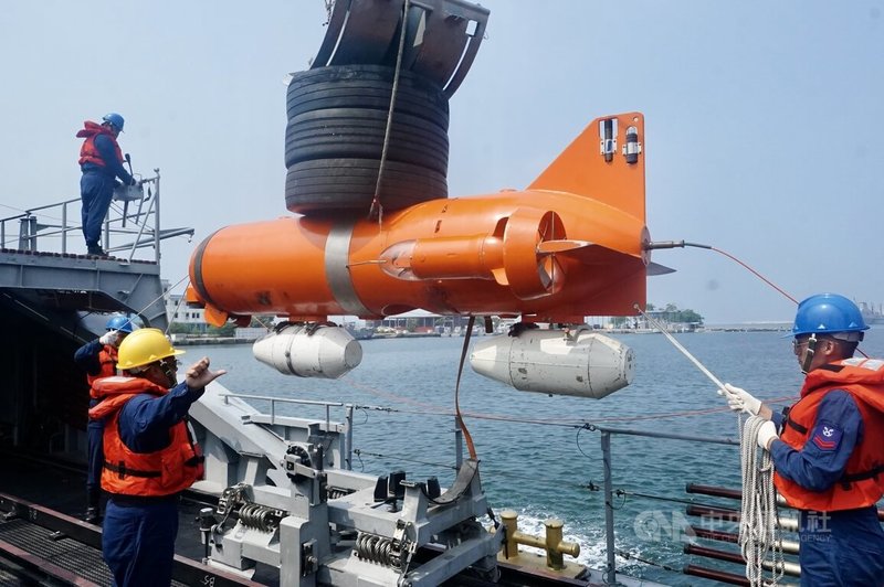 永豐級獵雷艦配備PB3水中處理器，可偵測水雷並攜帶爆破彈移除水雷，白色圓錐體即為爆破彈。中央社記者董俊志攝 114年9月27日