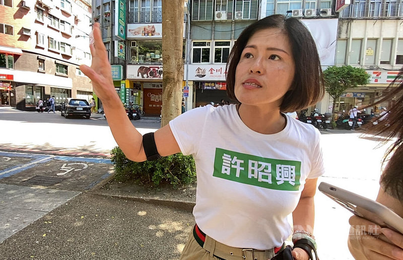 新北市政府推動永和區行政園區都市更新案,27日在永和區公所前舉辦說明會,民進黨新北市議員許昭興(圖)受訪時提出多項建議。中央社記者黃旭昇新北市攝 114年9月27日