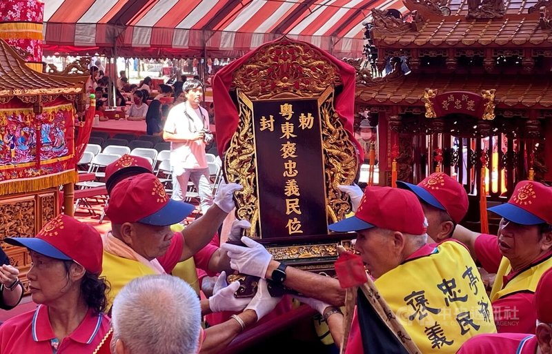 114年度新北市客家義民爺文化祭27日盛大揭幕，眾人齊力將新竹縣新埔鎮褒忠義民廟神位迎至新北市民廣場安座，宣告連續3天的文化盛會開跑。中央社記者黃旭昇新北市攝  114年9月27日