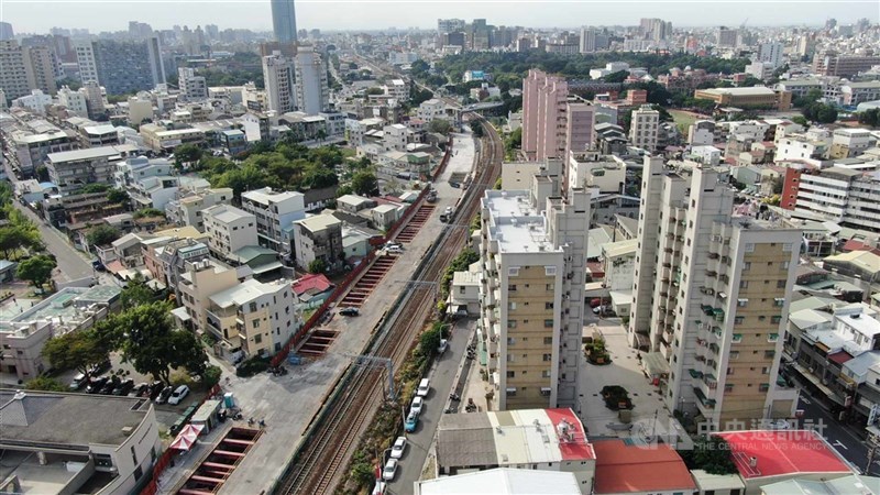 行政院核定南鐵地下化延伸永康，圖為施工中的南鐵地下化工程。（中央社檔案照片）