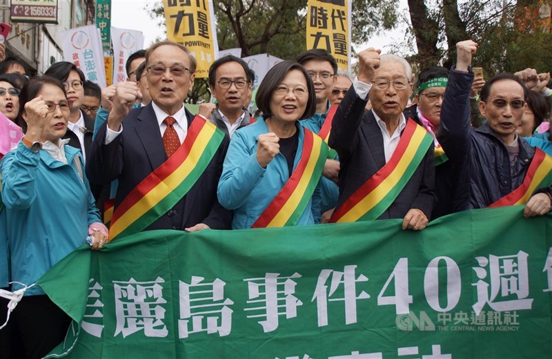 圖為張俊雄（左2）2019年參與美麗島事件40週年活動。（中央社檔案照片）