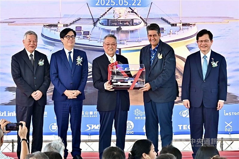 圖為高雄市長陳其邁(左2)、外交部長林佳龍(右)、帛琉總統惠恕仁(右2)、保利馬公司創辦人施振榮(中)及總統府資政沈榮津(左)出席「保利馬1號」命名揭牌及致贈船模儀式。(中央社檔案照片)