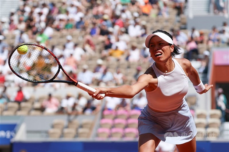 台灣網球名將謝淑薇（圖），27日攜手拉脫維亞搭檔奧斯塔朋科（Jelena Ostapenko）在中國網球公開的女雙首輪，以5比7、6比4、11比9逆轉擊敗詹皓晴搭配中國好手蔣欣玗的組合，驚險闖過頭關。（中央社檔案照片）