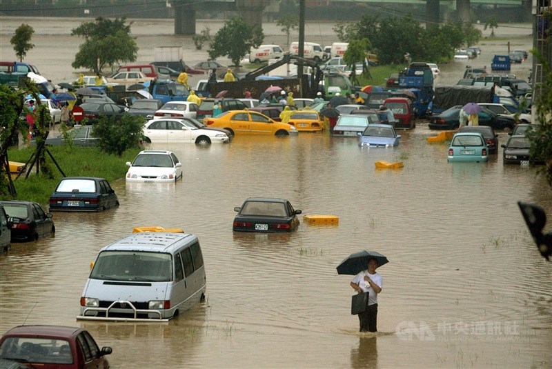 產險業者提醒，颱風、洪水等天災在各式車體險都屬除外不保事項，建議民眾可依車齡、車輛停放場所評估，可事先加保「颱風、地震、海嘯、冰雹、洪水或因雨積水附加條款」，才有保障。（中央社檔案照片）