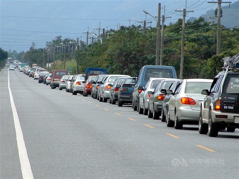 連假首日省道11路段易塞。（中央社檔案照片）