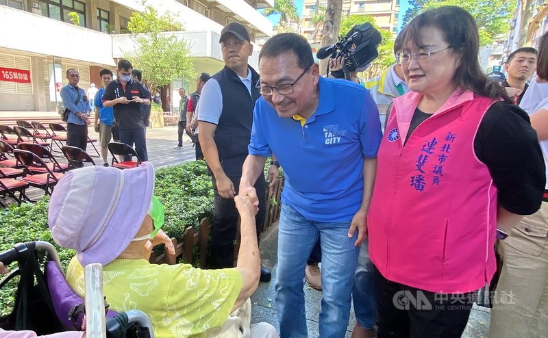 新北市政府27日在永和區公所前廣場舉辦永和區行政園區公辦都更案說明會,市長侯友宜(前右2)到場關切,離去前遇到民眾陳情,他親切傾聽並握手致意。前右為國民黨新北市議員連斐璠。中央社記者黃旭昇新北市攝 114年9月27日