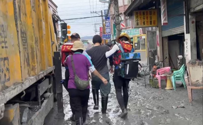 花蓮馬太鞍溪堰塞湖溢流釀災，台南市特搜大隊馳援救災。（台南市消防局提供）中央社記者張榮祥台南傳真 114年9月27日
