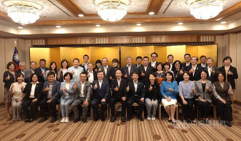 立法院長韓國瑜率領立法院「台日交流聯誼會」跨黨派立委代表團訪日,26日晚間出席駐日代表李逸洋所設的歡迎宴。韓國瑜期待旅日僑胞團結,他表示,大家在僑居地努力打拚,心中只有台灣情,眼中沒有藍綠白。中央社記者楊明珠東京攝 114年9月27日