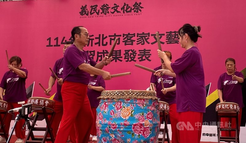 114年度新北市客家義民爺文化祭27日熱鬧揭幕,下午並舉辦社團成果展演,現場帶來客家花鼓演出。中央社記者黃旭昇新北市攝 114年9月27日