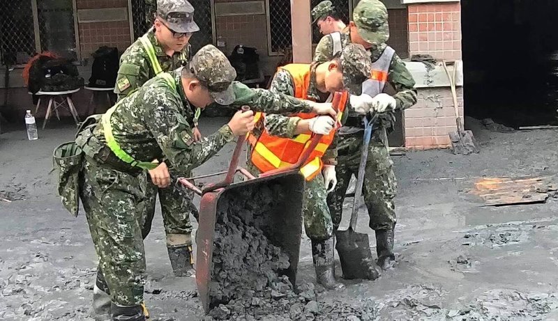 國軍第4作戰區官兵投入花蓮光復清淤作業。（國軍第4作戰區提供）中央社記者吳書緯傳真 114年9月27日