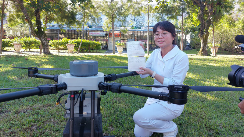 馬太鞍溪堰塞湖溢流重創花蓮縣光復鄉，花蓮慈濟醫院醫療團隊透過視訊遠距看診，並以無人機送藥，成功完成首例台灣災害現場實際應用「視訊醫療結合無人機送藥」創舉。（慈濟醫院提供）中央社記者盧太城花蓮傳真  114年9月27日