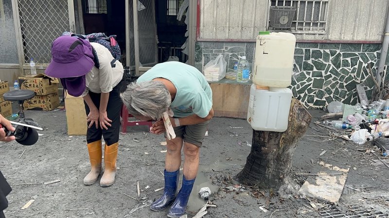 87歲黃姓婦人住在花蓮縣光復鄉佛祖街，23日因馬太鞍溪堰塞湖溢流，房屋遭泥沙掩埋，經救難人員27日挖掘搜索，黃婦遺體下午在神明廳下方被發現，家屬得知後難掩激動情緒，也數度向搜救隊鞠躬致謝。中央社記者張祈攝  114年9月27日