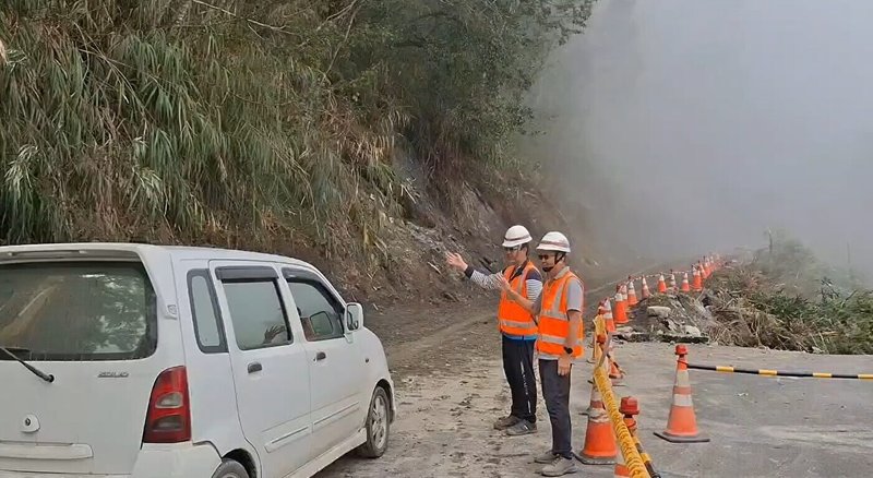 南橫公路台東端多處坍方和路基流失，其中150公里處路基下陷，導致利稻村、霧鹿村、摩天部落人車無法往西向高雄行駛，經公路局關山工務段搶修，27日下午宣布開放5噸以下小型車通行西出。（關山工務段提供）中央社記者盧太城台東傳真  114年9月27日