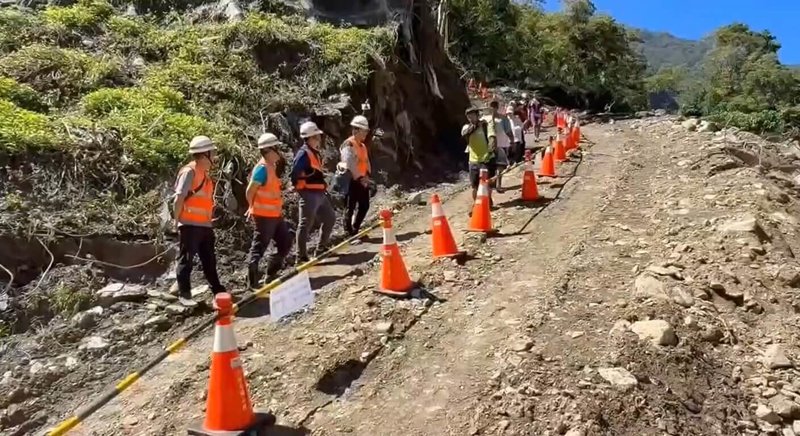 南橫公路台東端多處坍方和路基流失,交通部公路局南區養護工程分局關山工務段積極搶修,27日下午3時起開放150公里處車輛西出(往高雄)及189.8公里處新武段人行東出(往台東)通行接駁,解除摩天、利稻及霧鹿等部落孤島狀態。(關山工務段提供)中央社記者盧太城台東傳真 114年9月27日