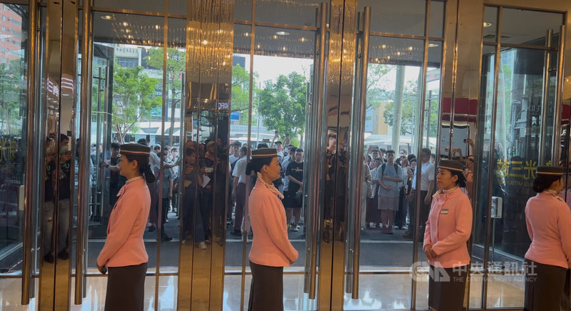 從2月13日發生氣爆暫停營業的台中新光三越百貨，27日重新開幕營業，民眾在大門外等候進場。中央社記者郝雪卿攝   114年9月27日
