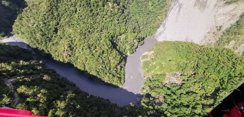 台東南橫公路新武段路基流失，土石落在新武呂溪河道。經空勤總隊第3大隊第3隊27日協助空拍取得影像，並由成大防災中心進行判識分析，確認目前該河道並無阻斷狀況，溪水仍持續流出，未形成堰塞湖。（台東縣消防局提供）中央社記者盧太城台東傳真  114年9月27日