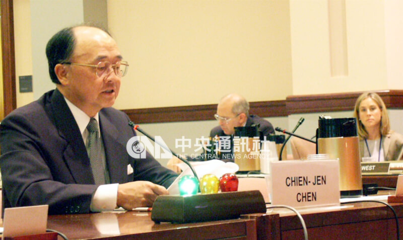 2002年中華民國駐美代表程建人(左)首度應邀在美國國際貿易委員會就「美國與台灣洽簽自由貿易協定對經濟影響」調查案舉行公聽會,具有特殊意義。(中央社檔案照片)