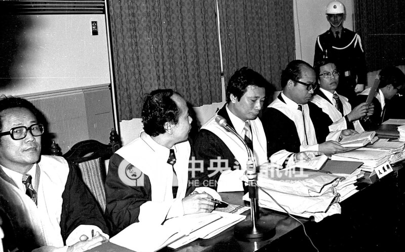 1980年美麗島事件審判,律師團成員有陳水扁(右1)、謝長廷(右2)、蘇貞昌(右3)、張俊雄(左3)。(中央社檔案照片)