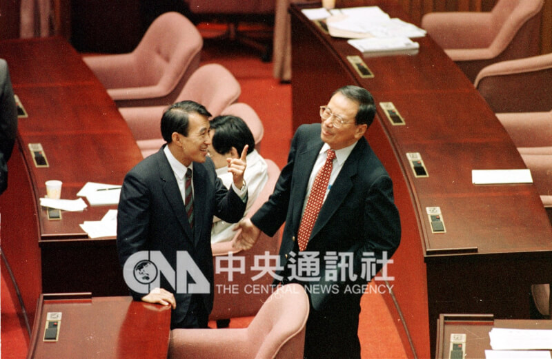 1995年1月,代表民進黨競選台灣省長失利的陳定南(左)與競選高雄市長失利的張俊雄(右)在立法院相互勉勵,呈現英雄惜英雄畫面。(中央社檔案照片)